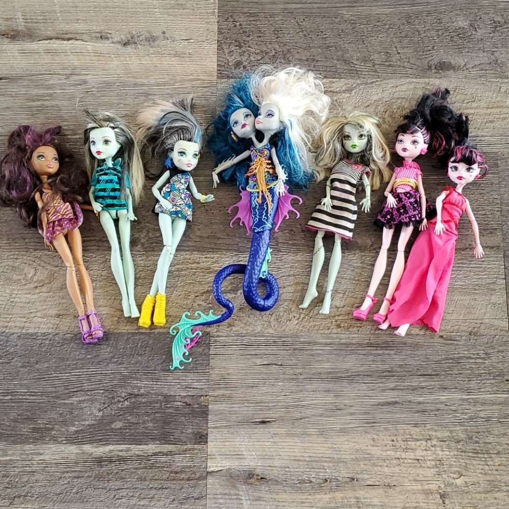 Bundle Lot of 7 Monster High dolls, clothes, shoes used
